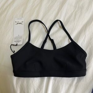 Alo Yoga NWT Airlift Intrigue Bra in black
